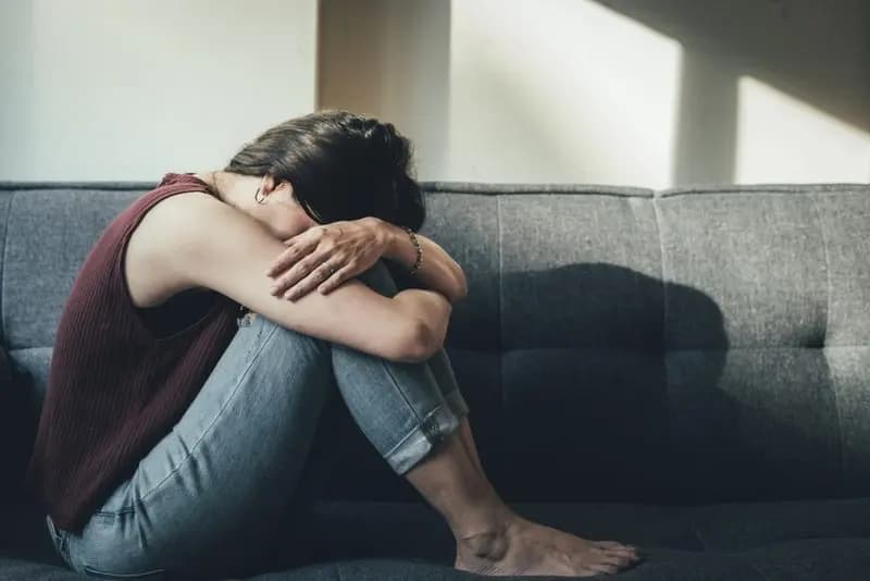 5 Therapist Recommended Tips To Deal With Social Anxiety